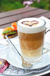 latte macchiato mit schokopulver in herzform