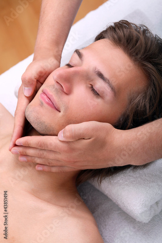 Foto: Handsome man enjoying face massage Handsome man enjoying face massage