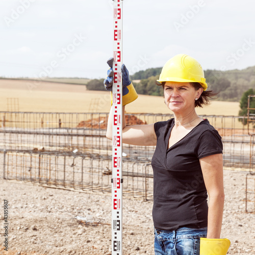 Foto: Construction worker on site at the measure Construction worker on site at the measure