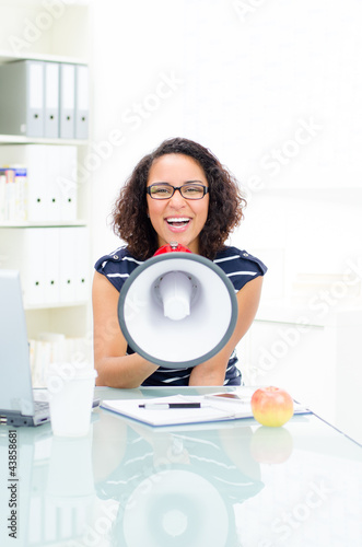 Foto: auszubildende schreit ins megafon auszubildende schreit ins megafon