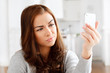 Foto: Pretty young woman using mobile phone Pretty young woman using mobile phone