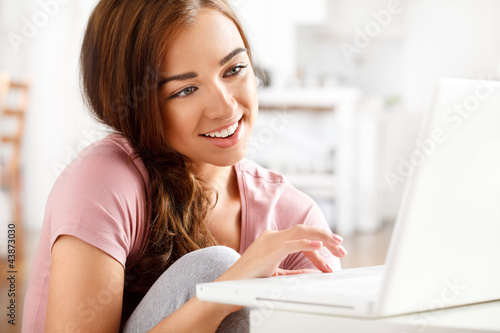 Foto: attractive young teenager surfing the internet attractive young teenager surfing the internet