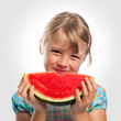 Kind isst Melone