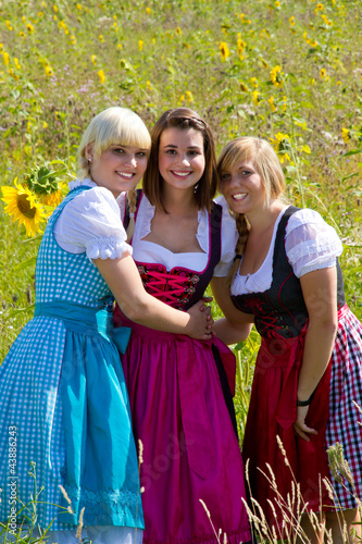 Photo: Freuninen im Dirndl Freuninen im Dirndl