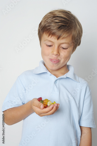 Photo: Junge freut sich auf Gummibärchen Junge freut sich auf Gummibärchen
