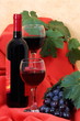 Calici di vino rosso con uva