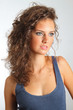ragazza con canottiera blu