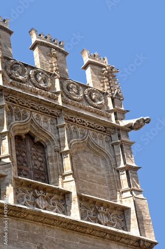 Photo: Valencia, Lonja de la Seda, arcos conopiales y gárgola Valencia, Lonja de la Seda, arcos conopiales y gárgola