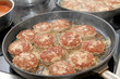 Buletten braten in der Pfanne