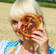 Freches Madl mit Brezel