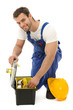 Foto: Handwerker sucht im Werkzeugkoffer Handwerker sucht im Werkzeugkoffer