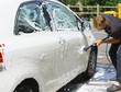 homme ,lavant sa voiture