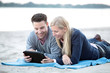 Junges Paar am Strand mit TabletPc