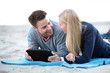 Junges Paar am Strand mit TabletPc