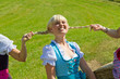 Freche Mädchen auf dem Land