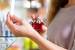 Junge Frau kauft Parfum in Parfümerie