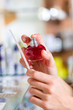 Junge Frau kauft Parfum in Parfümerie