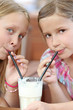freundinnen trinken milchshake