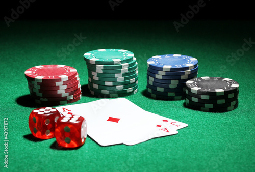 Foto: Cards and chips for poker on green table Cards and chips for poker on green table