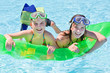 Mädchen im Schwimmbad auf einer Luftmatratze
