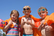 Kinder mit Handtuch, Daumen hoch