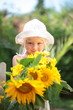 kleines Mädchen verschenkt Sonnenblumen