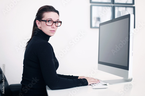 Photo: Frau im Büro Frau im Büro