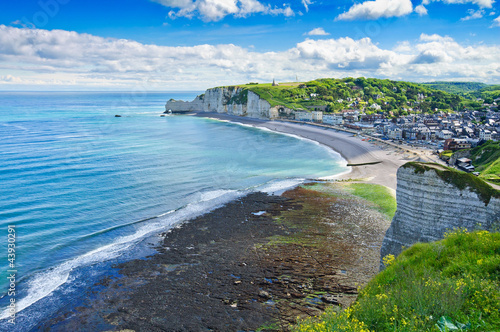 Foto: Etretat village. Aerial view from the cliff. Normandy, France. Etretat village. Aerial view from the cliff. Normandy, France.