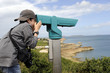 enfant a la longue vue