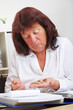 Seniorin mit Euromünzen auf Hand