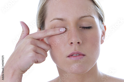 Photo: Femme se frotte l'oeil Femme se frotte l'oeil