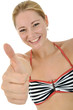 Junge Frau im Bikini "Daumen rauf"