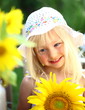 Portrait eines Mädchens mit Sonnenblumen