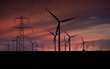 Strommast und Windpark bei Sonnenuntergang