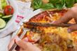 Pizza mit frischem Salat essen