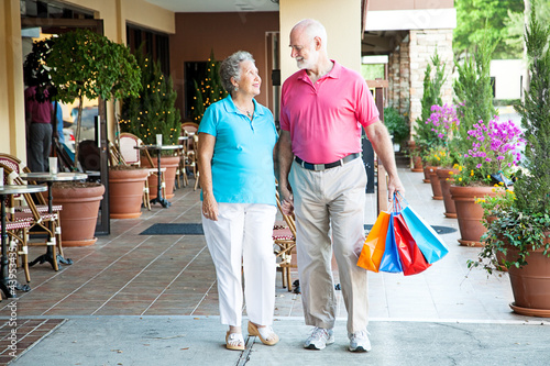 Photo: Shopping Hand-in-Hand Shopping Hand-in-Hand