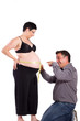 Papa misst den Umfang eines Babybauchs