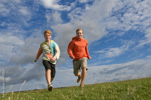 Photo: Teenager laufen über Wiese Teenager laufen über Wiese