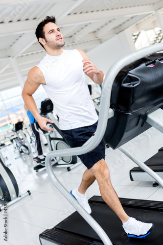 Foto: Gym man on the treadmill Gym man on the treadmill