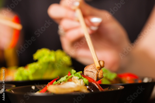 Photo: Junge Leute essen in einem Thai Restaurant Junge Leute essen in einem Thai Restaurant