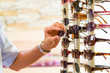Junger Mann beim Optiker kauft Brille