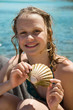 Foto: Girl with a shell Girl with a shell