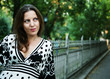Foto: Young woman thinking next to old fence with perspective Young woman thinking next to old fence with perspective