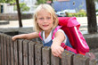 Schulmädchen mit Rucksack