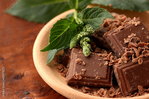 Foto: Pieces of chocolate and mint Pieces of chocolate and mint