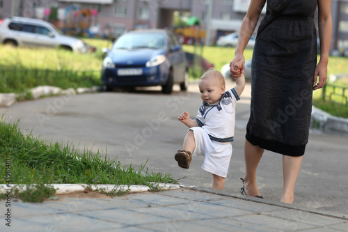 Foto: Toddler climbing on sidewalk Toddler climbing on sidewalk