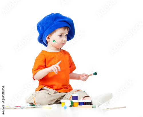 Foto: small artist child with paints small artist child with paints