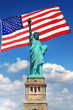 Statue de la Liberté et drapeau des Etats-Unis.