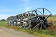 Kabelrollen am Wegesrand vor blauem Himmel