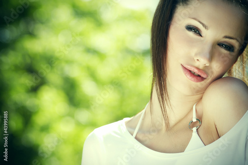 Foto: portrait beautiful young woman on green background portrait beautiful young woman on green background